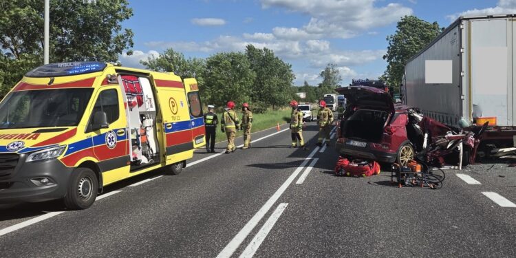 Zderzenie ciężarówki z pojazdem osobowym - Radio Kielce Zderzenie ciężarówki z pojazdem osobowym