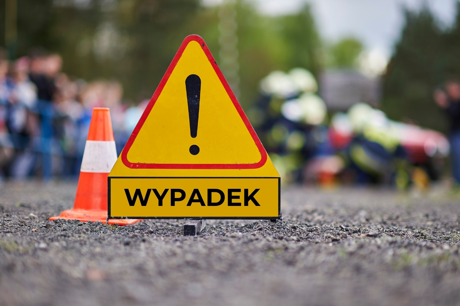Zderzenie auta z ciągnikiem. Droga zablokowana