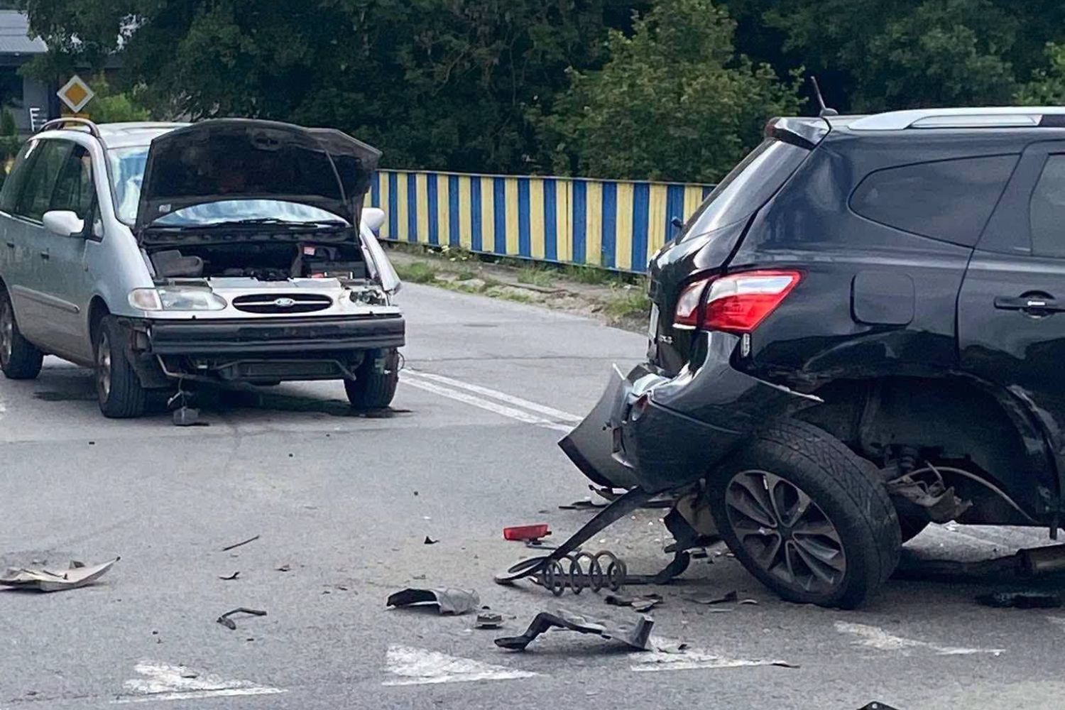 Poważny wypadek w powiecie ostrowieckim. Droga zablokowana