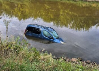 Wyprawa na ryby z przygodami. Auto stoczyło się do Wisły