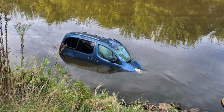 Wyprawa na ryby z przygodami. Auto stoczyło się do Wisły - Radio Kielce Wyprawa na ryby z przygodami. Auto stoczyło się do Wisły