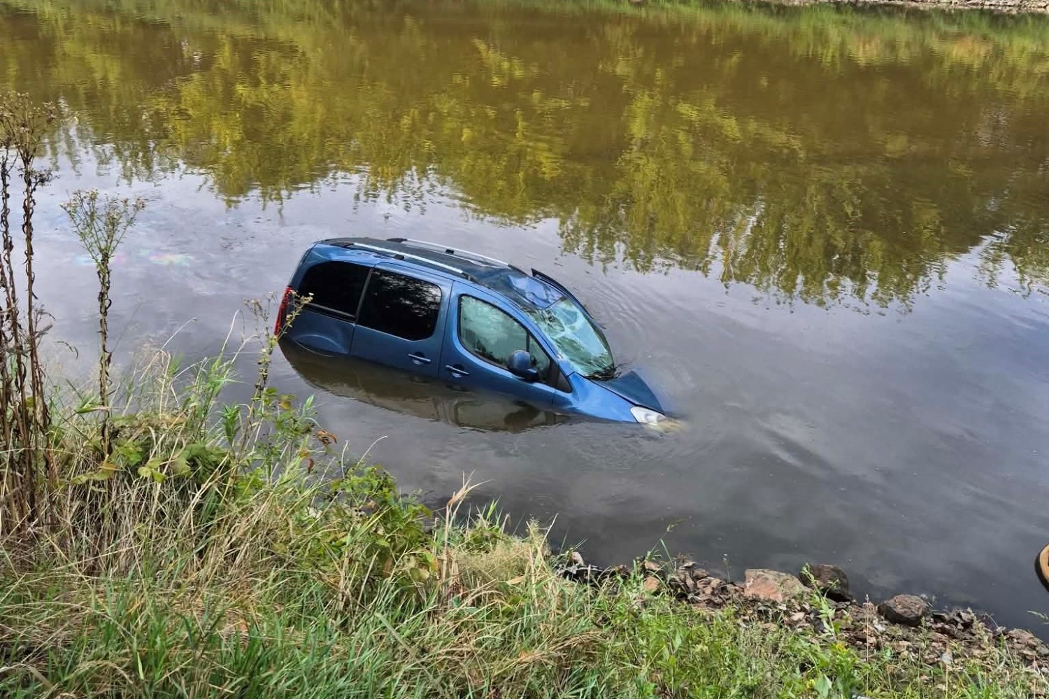 Wyprawa na ryby z przygodami. Auto stoczyło się do Wisły