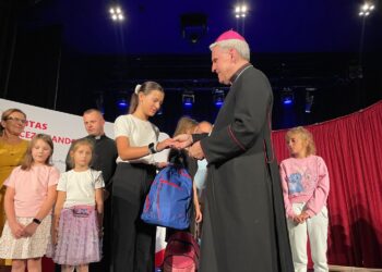 Ponad 350 dzieci z plecakami pełnymi uśmiechów