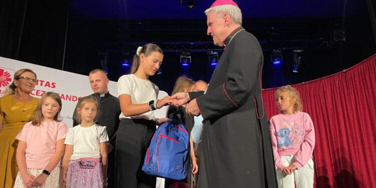 Ponad 350 dzieci z plecakami pełnymi uśmiechów - Radio Kielce Ponad 350 dzieci z plecakami pełnymi uśmiechów
