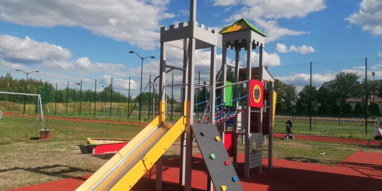 Od tyrolki po wielkie wieże. Nowy plac zabaw przyciąga małych odkrywców - Radio Kielce 03.08.2026. Kije. Na terenie Samorządowej Instytucji Kultury Kasztelania w Kijach powstał nowoczesny, wielofunkcyjny plac zabaw / Fot. Marta Gajda-Kruk - Radio Kielce