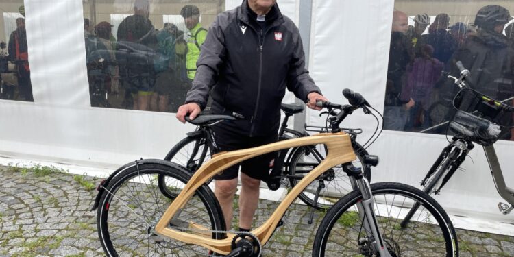 Złoty rower księdza z Olbierzowic - Radio Kielce Rower z kolekcji księdza Zbigniewa Kurasa / Fot. Grażyna Szlęzak-Wójcik - Radio Kielce