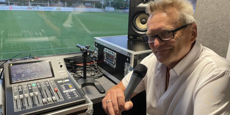 02.08.2026. Ostrowiec Św. Na zdjęciu: Janusz Romanowski - spiker na meczach KSZO / Fot. Kamil Król - Radio Kielce