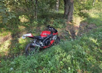 20.08.2026. Czernica w powiecie staszowskim. Zderzenie samochodu osobowego z motocyklem / Fot. KPP Staszów