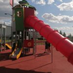 Od tyrolki po wielkie wieże. Nowy plac zabaw przyciąga małych odkrywców - Radio Kielce 03.08.2026. Kije. Na terenie Samorządowej Instytucji Kultury Kasztelania w Kijach powstał nowoczesny, wielofunkcyjny plac zabaw / Fot. Marta Gajda-Kruk - Radio Kielce