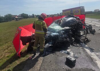 Śmiertelny wypadek. Ciężarówka zderzyła się z autem osobowym