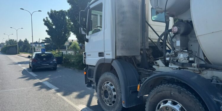 Pojazd ciężarowy najechał na auto nauki jazdy. Ranny kursant - Radio Kielce 05.08.2026. Kielce. Ulica Krakowska. Wypadek / Źródło: policja