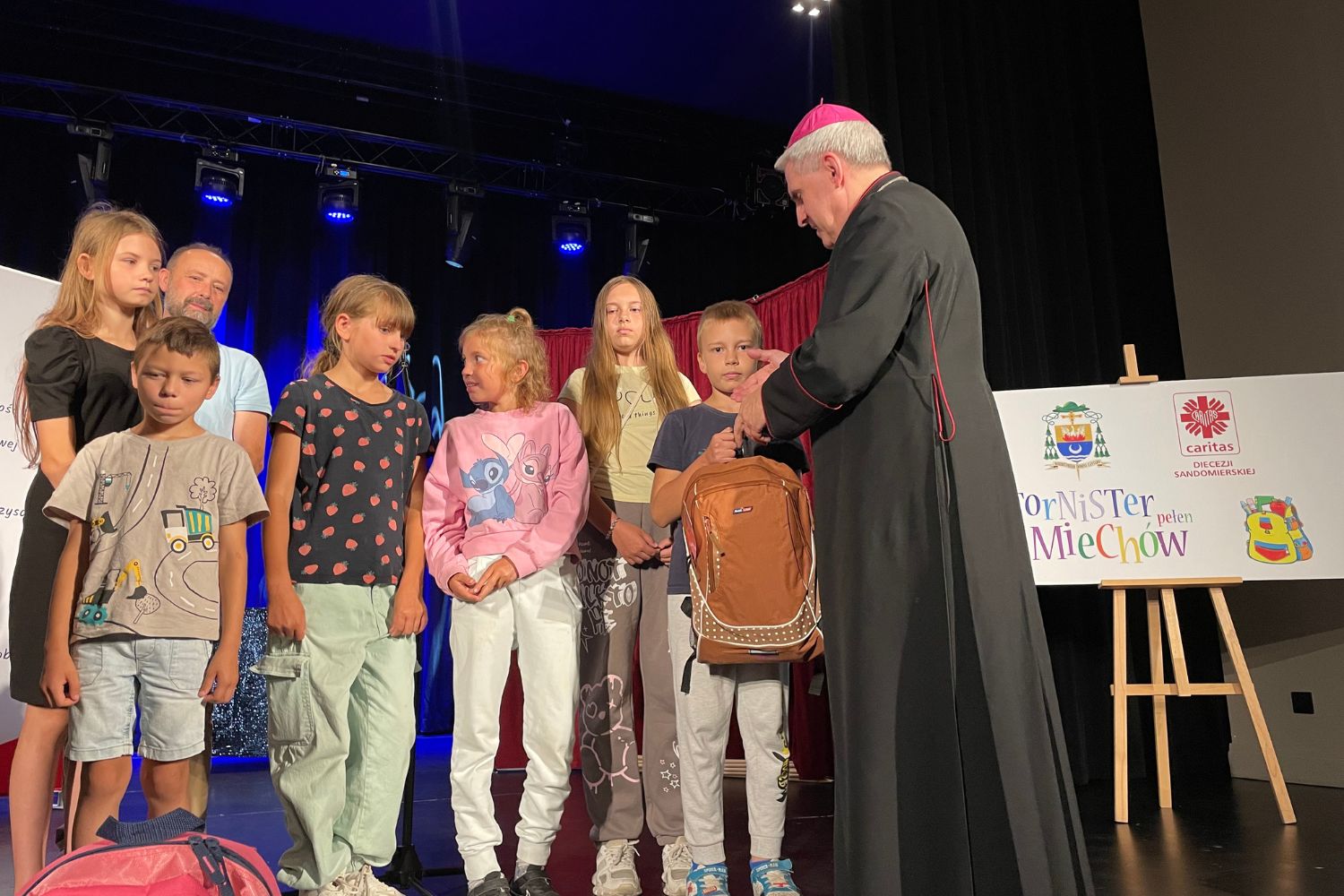 Ponad 350 dzieci z plecakami pełnymi uśmiechów - Radio Kielce 21.08.2026. Sandomierz. Akcja „Tornister pełen uśmiechów” / Fot. Grażyna Szlęzak-Wójcik - Radio Kielce
