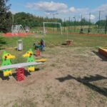 Od tyrolki po wielkie wieże. Nowy plac zabaw przyciąga małych odkrywców - Radio Kielce 03.08.2026. Kije. Na terenie Samorządowej Instytucji Kultury Kasztelania w Kijach powstał nowoczesny, wielofunkcyjny plac zabaw / Fot. Marta Gajda-Kruk - Radio Kielce