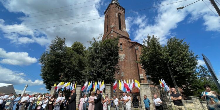 700 lat parafii w Olbierzowicach - Radio Kielce 08.08.2026. Olbierzowice w gminie Klimontów. Jubileusz 700-lecia parafii Św. Wawrzyńca / Fot. Grażyna Szlęzak-Wójcik - Radio Kielce