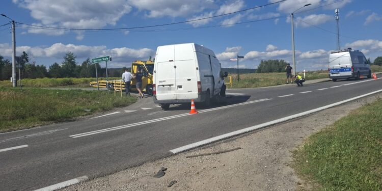 Kobieta w szpitalu po zderzeniu dwóch aut - Radio Kielce 11.08.2026. Leszczyny. Wypadek / Źródło: Policja