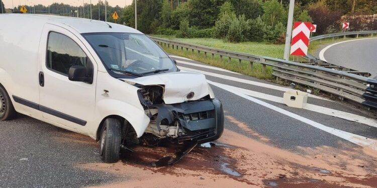 Wypadek na trasie ekspresowej. Ranny kierowca - Radio Kielce Fot. st. kpt. Paweł Gałazka - JRG Skarżysko-Kamienna