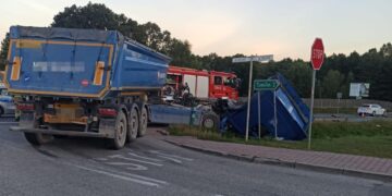 Groźne zderzenie na DK 74. Ranni kierowcy ciężarówek - Radio Kielce 28.08.2026. Ćmińsk. DK 74. Zderzenie dwóch ciężarówek / Fot. policja