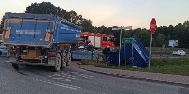 28.08.2026. Ćmińsk. DK 74. Zderzenie dwóch ciężarówek / Fot. policja