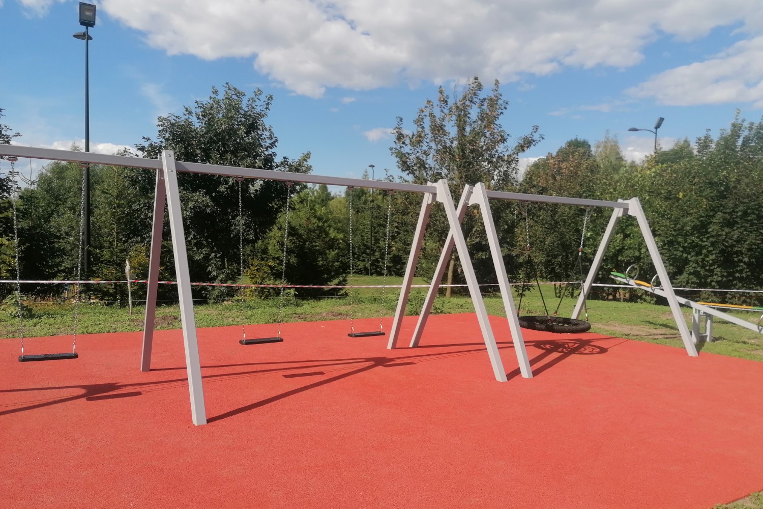 Od tyrolki po wielkie wieże. Nowy plac zabaw przyciąga małych odkrywców - Radio Kielce 03.08.2026. Kije. Na terenie Samorządowej Instytucji Kultury Kasztelania w Kijach powstał nowoczesny, wielofunkcyjny plac zabaw / Fot. Marta Gajda-Kruk - Radio Kielce