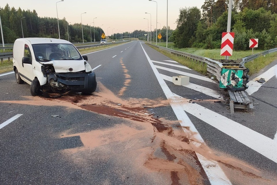 Wypadek na trasie ekspresowej. Ranny kierowca
