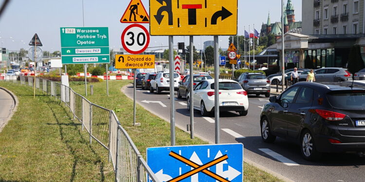 Drogowcy przestrzegają przed jazdą na pamięć - Radio Kielce 03.08.2026. Kielce. Ulica Żelazna. Złe oznaczenie pasów przy rondzie tymczasowym przy dworcy PKP / Fot. Wiktor Taszłow - Radio Kielce