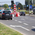 Drogowcy przestrzegają przed jazdą na pamięć - Radio Kielce 03.08.2026. Kielce. Ulica Żelazna. Złe oznaczenie pasów przy rondzie tymczasowym przy dworcy PKP / Fot. Wiktor Taszłow - Radio Kielce