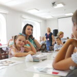 16.08.2026. Kielce. Muzeum Zabawek i Zabawy. Warsztaty „Malowanie po ścianie” / Fot. Wiktor Taszłow – Radio Kielce