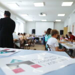 16.08.2026. Kielce. Muzeum Zabawek i Zabawy. Warsztaty „Malowanie po ścianie” / Fot. Wiktor Taszłow – Radio Kielce