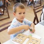 16.08.2026. Kielce. Muzeum Zabawek i Zabawy. Warsztaty „Malowanie po ścianie” / Fot. Wiktor Taszłow – Radio Kielce
