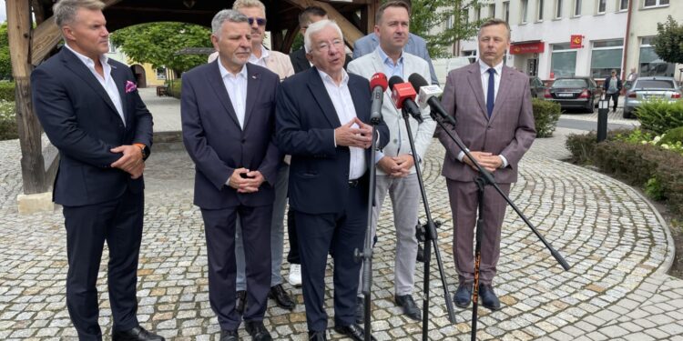 Poseł Lipiec: kielecką radę miasta zdominuje Stowarzyszenie Rozwój Plus - Radio Kielce 11.08.2026. Opatów. Konferencja prasowa Stowarzyszenia Rozwój Plus / Fot. Grażyna Szlęzak-Wójcik - Radio Kielce