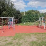 Od tyrolki po wielkie wieże. Nowy plac zabaw przyciąga małych odkrywców - Radio Kielce 03.08.2026. Kije. Na terenie Samorządowej Instytucji Kultury Kasztelania w Kijach powstał nowoczesny, wielofunkcyjny plac zabaw / Fot. Marta Gajda-Kruk - Radio Kielce