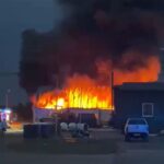 Trwa dogaszanie pogorzeliska po pożarze w sortowni odpadów - Radio Kielce Pożar w sortowni odpadów. W akcji bierze udział 100 strażaków