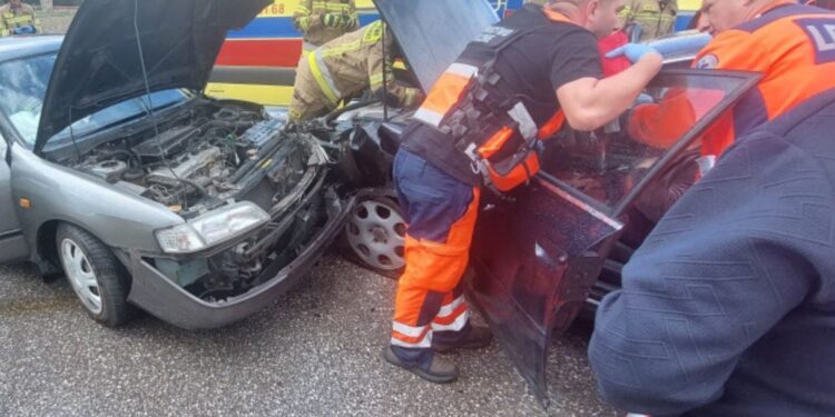 Czołowe zderzenie. Ratownicy w akcji