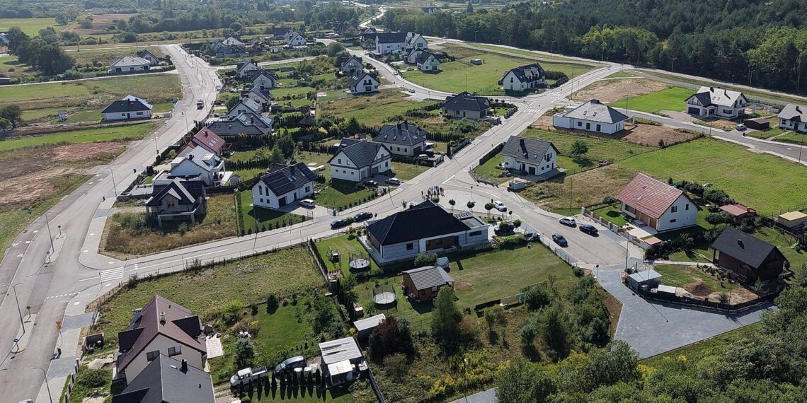 26.08.2026 Skiby. Zakończenie budowy infrastruktury na nowym osiedlu w miejscowości Skiby / Fot. Jarosław Kubalski - Radio Kielce