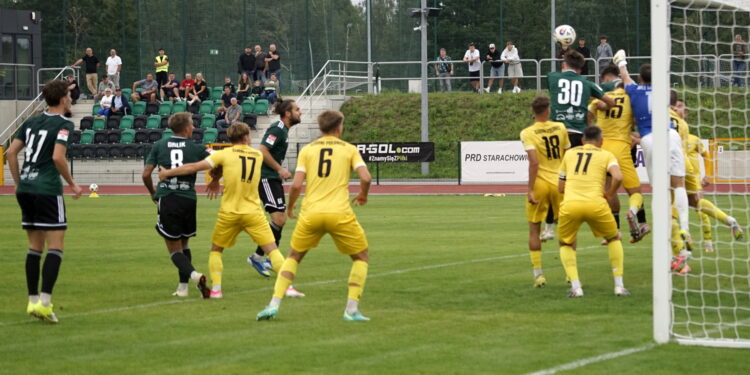 Derby dla Staru. Pierwsze zwycięstwo Zielono-Czarnych w lidze - Radio Kielce 19.08.2026. Starachowice. Mecz 4. kolejki Betclic 3. Ligi Star Starachowice – Czarni Połaniec / Fot. Kamil Król – Radio Kielce