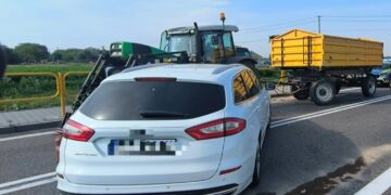 Zderzenie z ciągnikiem. Jedna osoba poszkodowana