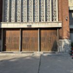 Kto podłożył ogień w kościele? Policja szuka sprawców - Radio Kielce 05.08.2026. Kielce. Drzwi kościoła pw. św. Józefa Robotnika w Kielcach / Fot. Marcin Marszałek - Radio Kielce