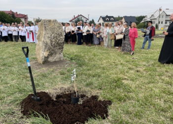 Uczestnik radomskiego czerwca ks. Roman Kotlarz ma swój Dąb Pamięci - Radio Kielce 17.08.2026. Koniemłoty, w gminie Staszów. Uroczystości w 50. rocznicę śmierci ks. Romana Kotlarza. / Fot. Grażyna Szlęzak-Wójcik - Radio Kielce