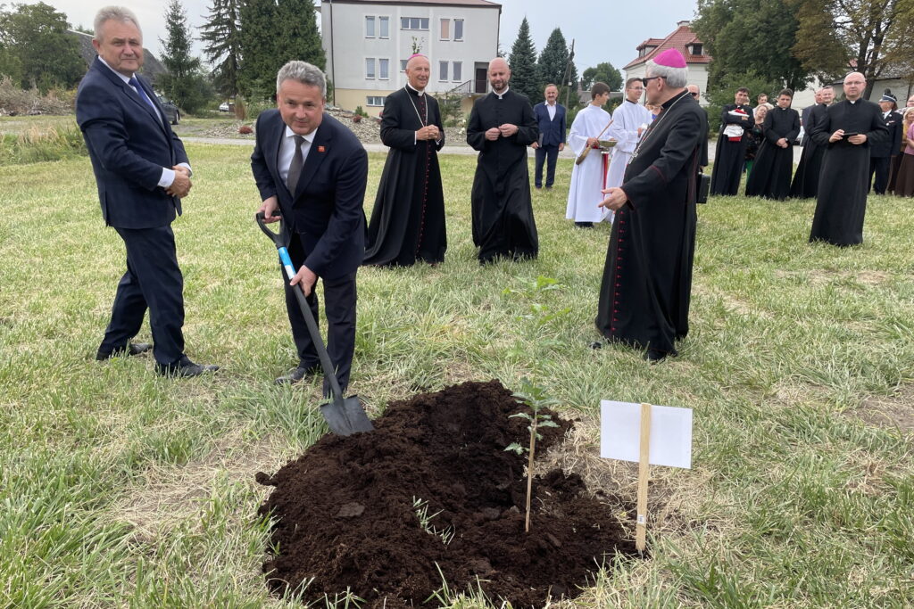 Uczestnik radomskiego czerwca ks. Roman Kotlarz ma swój Dąb Pamięci - Radio Kielce Uczestnik radomskiego czerwca ks. Roman Kotlarz ma swój Dąb Pamięci - Radio Kielce