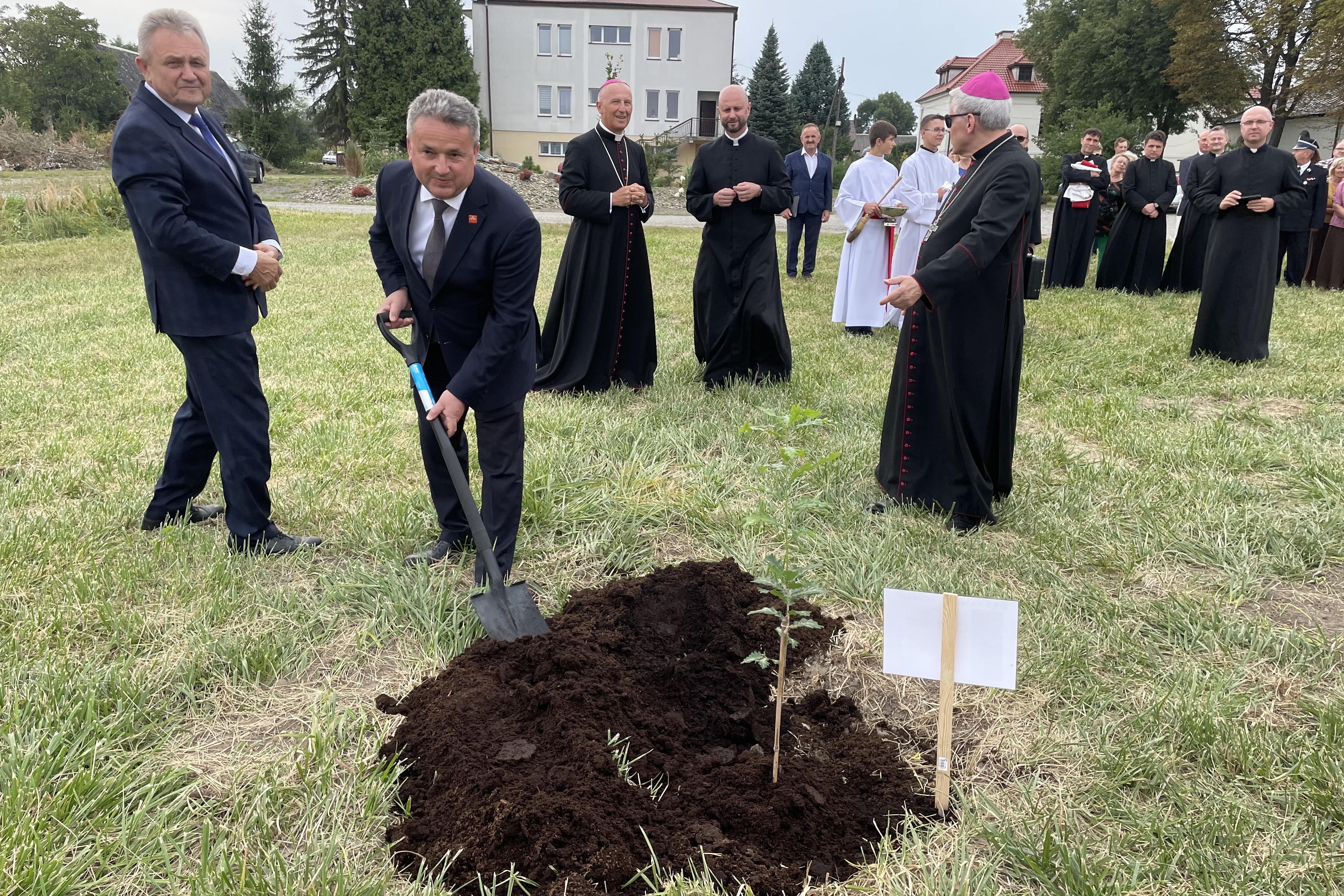 Uczestnik radomskiego czerwca ks. Roman Kotlarz ma swój Dąb Pamięci