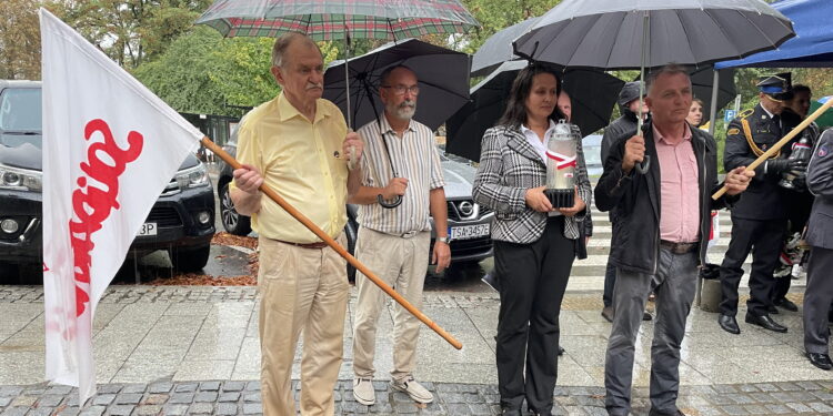 Deszcz nie zagłuszył pamięci o Porozumieniach Sierpniowych - Radio Kielce Deszcz nie zagłuszył pamięci o Porozumieniach Sierpniowych
