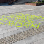 06.08.2026. Kielce. Katedra. Bazylika Katedralna. Napisy na płycie placu Najświętszej Marii Panny przed kielecką katedrą / Fot. Wiktor Taszłow - Radio Kielce