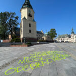 06.08.2026. Kielce. Katedra. Bazylika Katedralna. Napisy na płycie placu Najświętszej Marii Panny przed kielecką katedrą / Fot. Wiktor Taszłow - Radio Kielce