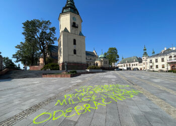 06.08.2026. Kielce. Katedra. Bazylika Katedralna. Napisy na płycie placu Najświętszej Marii Panny przed kielecką katedrą / Fot. Wiktor Taszłow - Radio Kielce