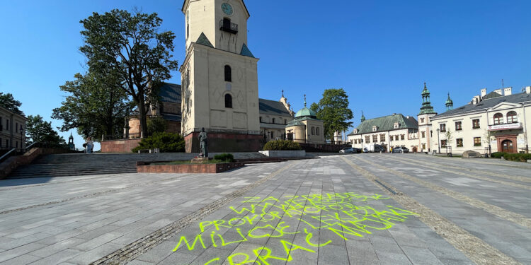 06.08.2026. Kielce. Katedra. Bazylika Katedralna. Napisy na płycie placu Najświętszej Marii Panny przed kielecką katedrą / Fot. Wiktor Taszłow - Radio Kielce