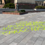06.08.2026. Kielce. Katedra. Bazylika Katedralna. Napisy na płycie placu Najświętszej Marii Panny przed kielecką katedrą / Fot. Wiktor Taszłow - Radio Kielce