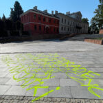 06.08.2026. Kielce. Katedra. Bazylika Katedralna. Napisy na płycie placu Najświętszej Marii Panny przed kielecką katedrą / Fot. Wiktor Taszłow - Radio Kielce