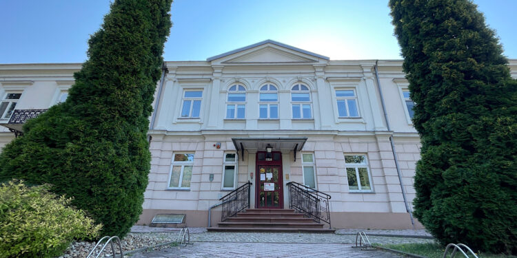 Dawna siedziba świętokrzyskiego NFZ na sprzedaż - Radio Kielce Dawna siedziba świętokrzyskiego NFZ na sprzedaż