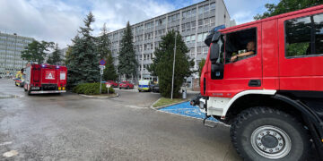 7.08.2026. Kielce. Ewakuacja Urzędu Marszałkowskiego Województwa Świętokrzyskiego przy Alei IX Wieków Kielc / Fot. Wiktor Taszłow – Radio Kielce