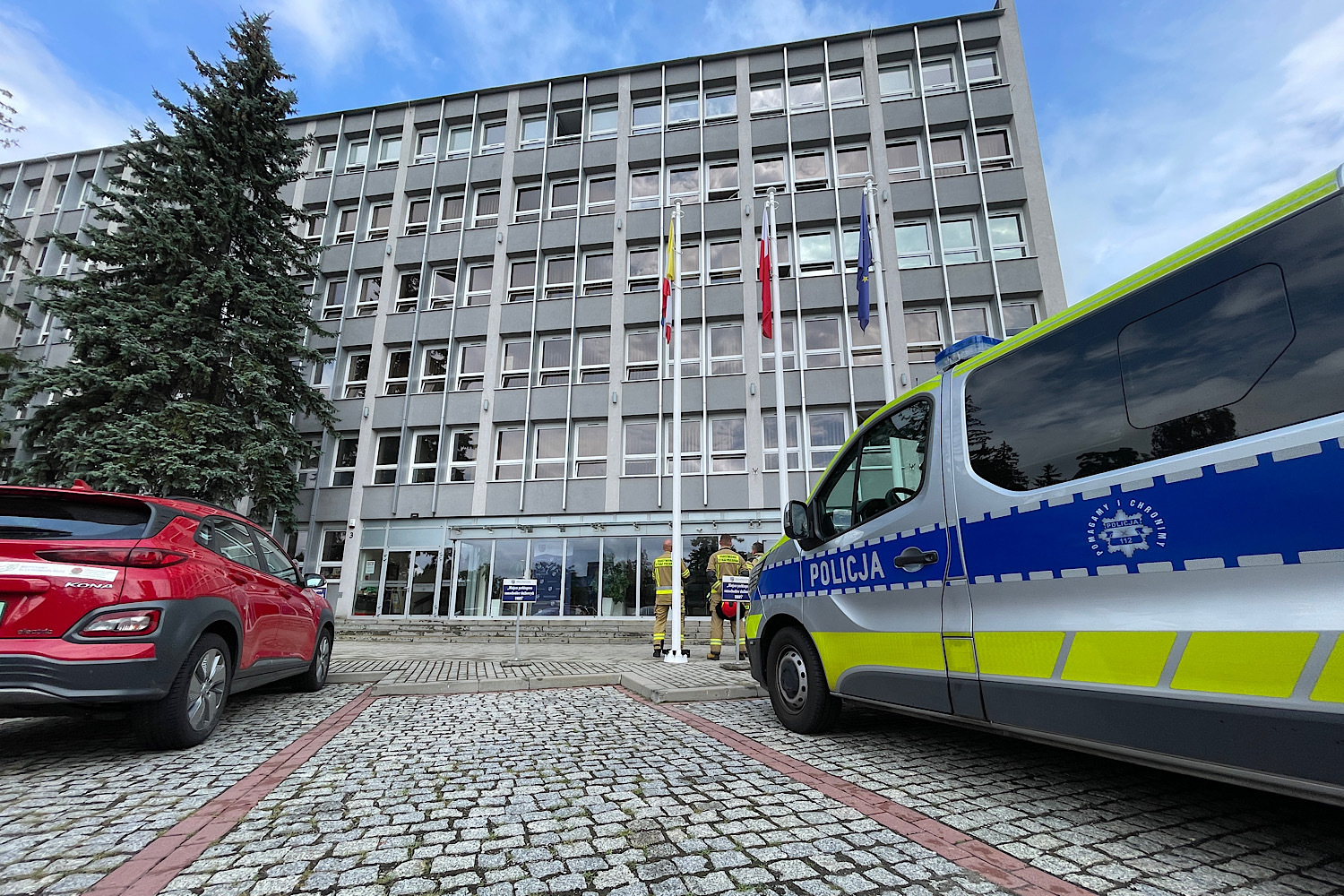7.08.2026. Kielce. Ewakuacja Urzędu Marszałkowskiego Województwa Świętokrzyskiego przy Alei IX Wieków Kielc / Fot. Wiktor Taszłow – Radio Kielce